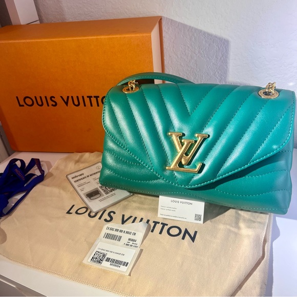 Louis Vuitton Green Leather Shoulder Bag with Gold Chain - Picture 13 of 14